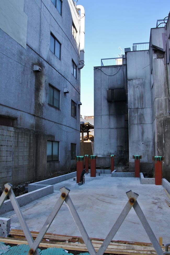 建築中のビルの敷地の向こうにお寺を発見。