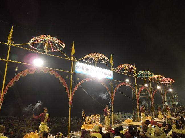 ガンジス河のガートで毎日行われているヒンズー教の儀式「アルーテイ」をみました。<br /><br />ともかく、毎日やっているのにすごい人です。ボートもすごいし人もすごい・・・<br /><br />