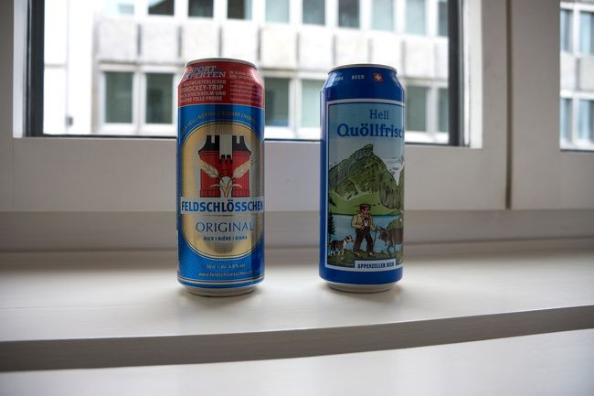 キオスクで買ったいかにもスイスらしいビール。なんと1本4フラン。<br />可愛い顔してバババ〜ン。<br />(駅前のCORPでは1本1.5スイスフランでした）