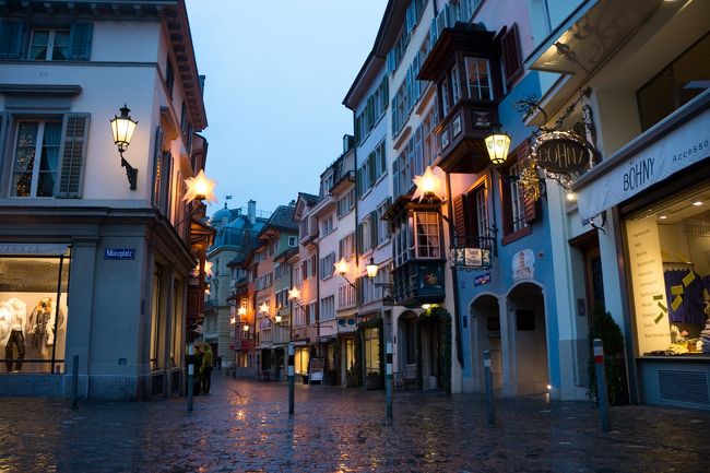 やっぱり雨です。でも雨の街並みはさすがに美しい。<br />とか　のんきなこと考えててると。。。