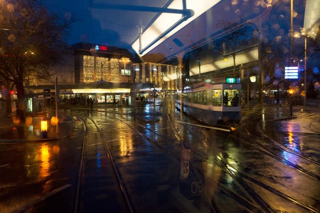 ホテルの目の前にトラムの大きな停留所があります。<br />