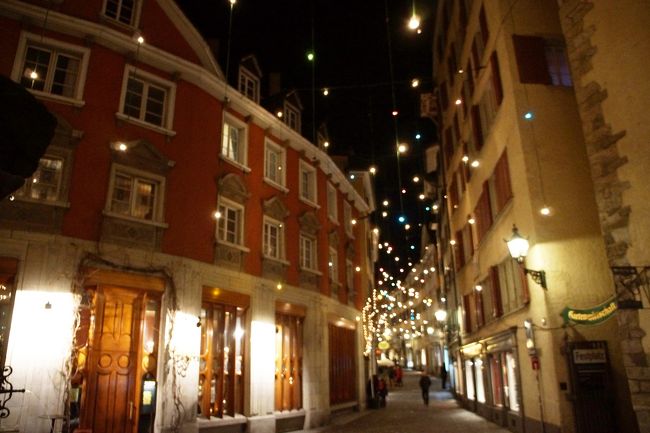 裏通りを歩いているとキラキラした道に出てきました。