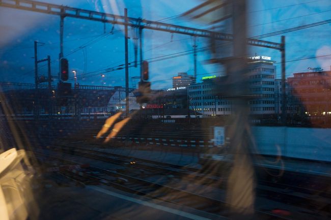 朝早くチューリッヒ国際空港へ電車で向かいます。空港まで13分ぐらい。。