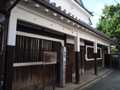 〔 若胡子屋跡 〕

天満神社からまた町中へ戻り、ほど近いところに、唯一残る江戸時代のお茶屋である「若胡子屋跡」の建物が保存されています。
広島藩から免許を受けた茶屋で、最盛期には100人以上の芸妓をかかえていたそうで、ここからも往時の御手洗の繁栄が分かります。

中には過去の資料を展示しているそうなのですが…閉まってますね。