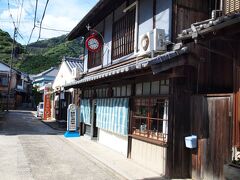 〔 松浦時計店 〕

郵便局のとなりにあるこの時計店は、明治時代から続く「有名な」時計屋さんだそうです。
（4traのスポットに、「名所・旧跡」として登録されているのはどうかとも思いますが…）