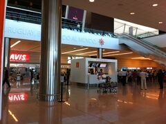 何の変哲も無いただの空港の中ですが、余りにも綺麗な空港なので思わず写真を一枚...。

南米でもブラジル等一部の国を除き、この様な小さいながらも綺麗で清楚な感じの空港がこの数年でどんどん新設されている様です。南米も金回りが良くなって来ています..。ペルー・チリ・コロンビア・アルゼンチン等首都の空港は本当に綺麗です。

あれれ..？ただここモンテビデオは空港が最新の割には一旦外に出ると、急に田舎臭くなり牧歌的で土の匂いがしそうな景色が海岸まで続きます。街中に走る車は結構オンボロも混在しています。