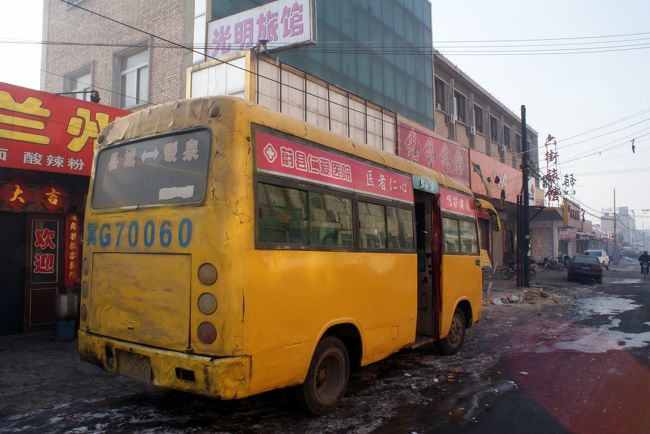 暖泉古鎮へは牌楼西街と牌楼南街の交差点から出発するこのバスに乗れば行けます。<br />