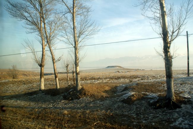 で、市街を抜けて、郊外の大きな街道を横切り、農道のような道を走ると湖が見えてきます。<br />