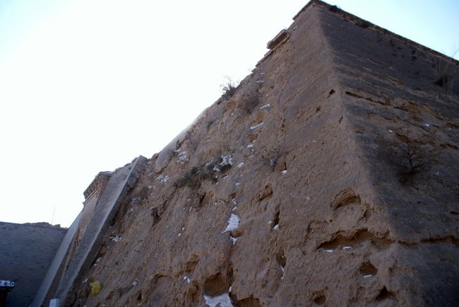 興奮気味ですが、まずは入り口でじっくりと、<br />気を静めるため、壁を眺めたりします。<br />落ち着いて、落ち着いて…<br />