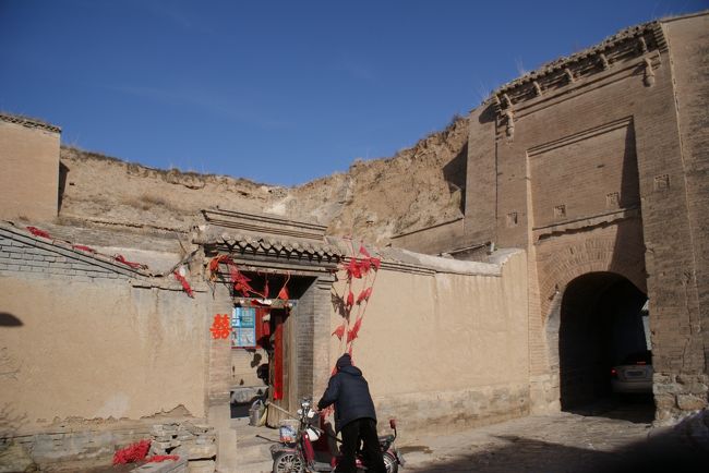 いっちょ前に甕城構造になっています。<br />しかも枡形門です！<br />中に１軒民家でしょうか<br />覗こうとすると犬が出てきて猛烈に吠えられました。<br />ちなみに、南門の方は地蔵寺というお寺がありました。