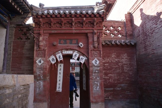 地蔵寺から南門を出てみます。<br />ここで、蔚県であった北京からのカメラおじさん二人組みにまたばったり。<br />彼らは自家用車で回っているようで城門の外に黒塗りのいい車が停まってました。<br />狭い古堡内、うろうろしているのは我輩とカメラ、三脚を担いだこの二人だけです。<br />