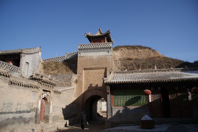 こちらの門も甕城構造になっていて、しかも馬出し部分に地蔵寺という寺院があります。<br />入ってみましょう<br />