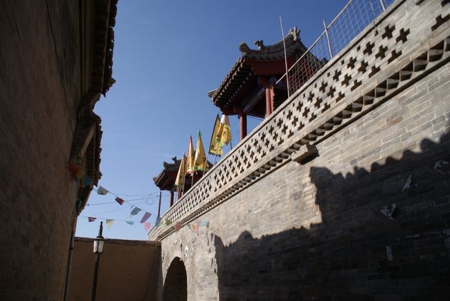 うーん<br />上からこの村を一望したらしたらどんななんだろう…<br />（後で南側ではなんとか登ることができました）<br />