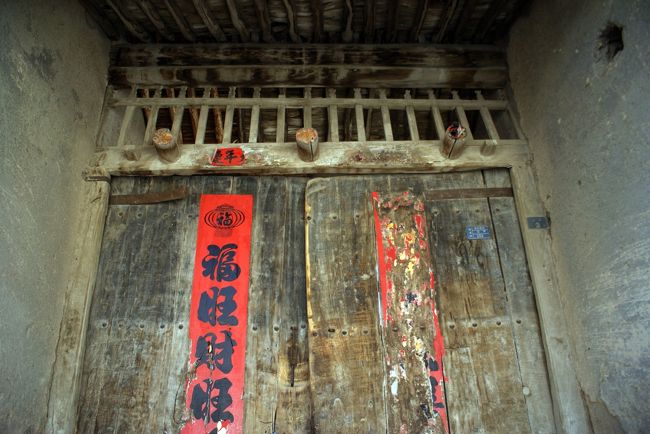 基本的に家々の戸は閉まっているので中は覗けません。<br />これは仕方ないよね。<br />普通の民家だから。<br />ずかずかと入っていくわけには行きませ