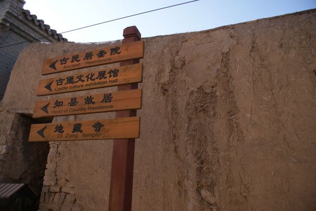 200mも歩けば反対側に達するような大きさだし、縦横の路地だけなので、標識は必要ないかとも思いますが<br />