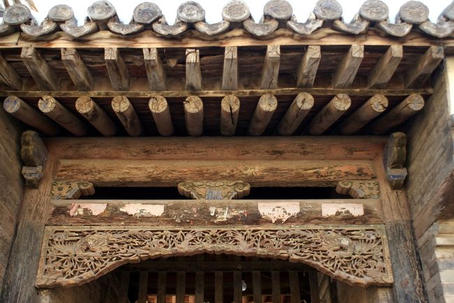 落語でもあるよね、「牛ほめ」<br />「家は総体檜造りでございますな…、天井は薩摩の鶉目でございます」<br />