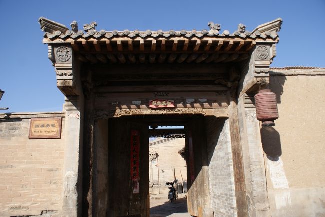 「西楼房院」とあり門が開いてます<br />歓迎してるのかな？<br />入ってみましょうか…<br />