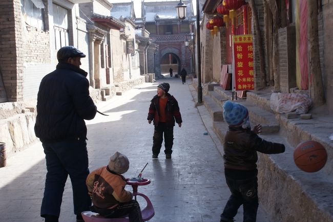 メインストリートに戻って…<br />正面の門が南門です<br />