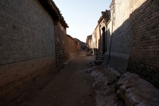 南北の城門を結ぶ200ｍほどのメインストリートから東西に数本このような路地があります。<br />