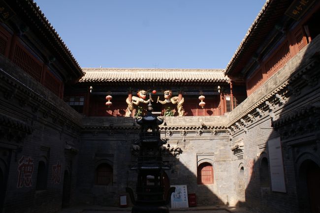 入ると、回廊式の建物の中庭です。<br />誰もいません…<br />