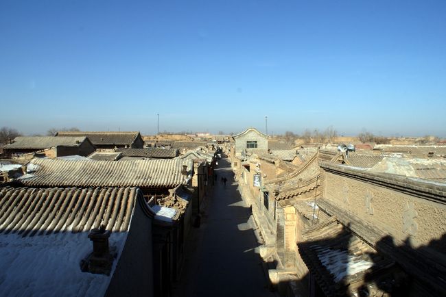 真北方向<br />西古堡が一望できました。<br />北門の両側に土の城壁が見えます。<br />