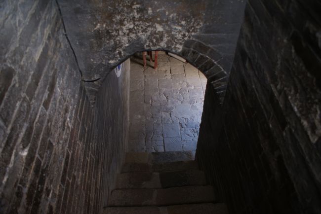 一角に上に上がる階段がありました。<br />あがったところで下を振り返ります。<br />