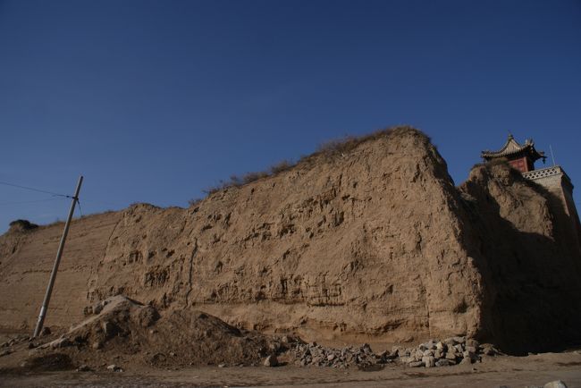 その城門の外<br />版築で固めた土の城壁