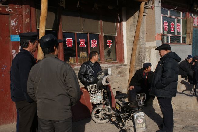 ここで、他の場所の情報を仕入れます。<br />他の場所とは「北官堡」と「中小堡」<br />「北官堡」はまあまあだけど、「中小堡」はブーハオとのこと<br />「西古堡が一番じゃ」ということです。<br />単なる身びいきなのか客観的なのか、行って見ましょう…<br /><br /><br /><br />