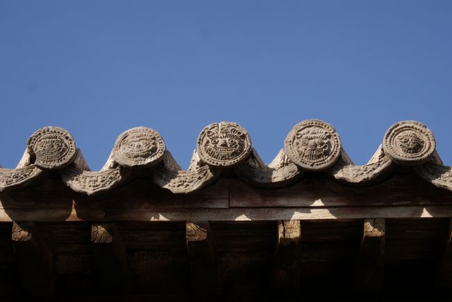 残念なことに、家の人はどこかに出かけて誰もいないようです<br />