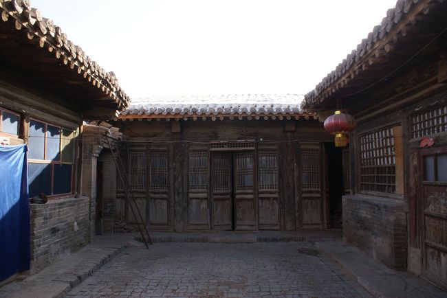 中は、四方を建物に囲まれた四号院造り<br />中庭はこんな按配です。<br />ちなみに入ってきた所は、左の梯子のところです。<br /><br />