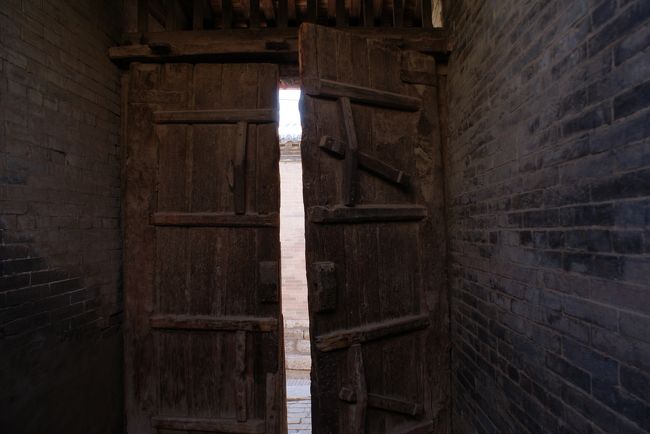 振り返ると…<br />いいですねェ、この門の扉<br />