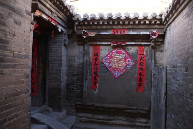 大門を入ると、正面に照壁があり、お約束どおり直角に曲がります。<br />