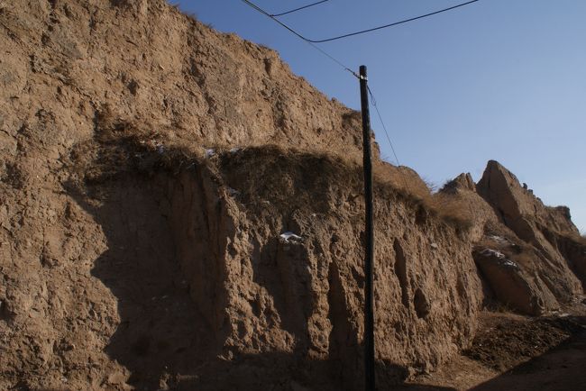 さらに路地を進むとすぐに版築の城壁に突き当たります。<br />城壁沿いは道になっています。<br />