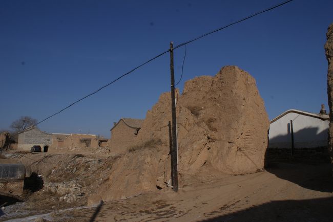 城壁を壊して道を作ったようです。<br />外側に出てみました。<br />壁があると外に出るのに大回りをしなくてはならないので<br />こうして壊してしまうのですね。<br />