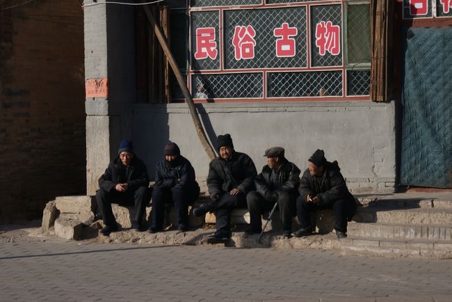 外側では村人が日向ぼっこしてました。<br />