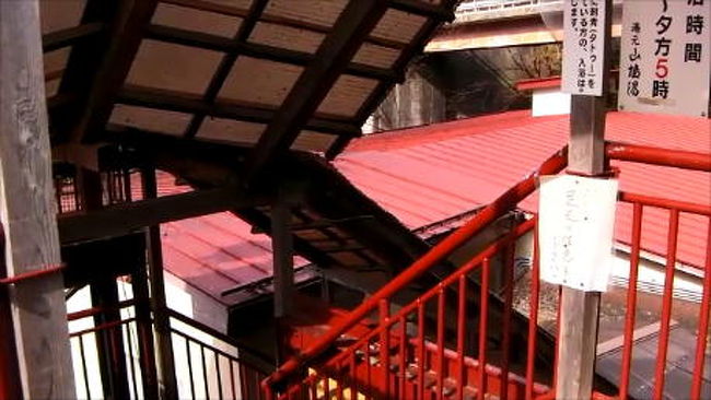 　三台も停めればいっぱいになる駐車場に、運良くレンタカーをとめ、手ぬぐいを持って階段を下りてゆきます。