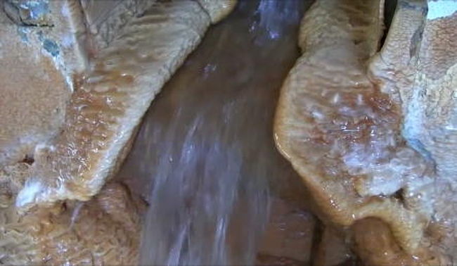 <br />　湯の湧き方は一定でなく、多量に注いだり、細くなったりしています。<br />　一度ダムの底に沈んだ湯を、再び掘り当てたのだそうです。