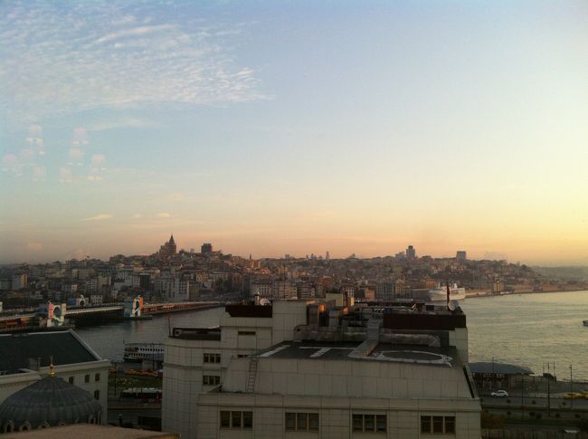ホテルから見たボスフォラス海峡の朝<br />船が何隻か見えました。