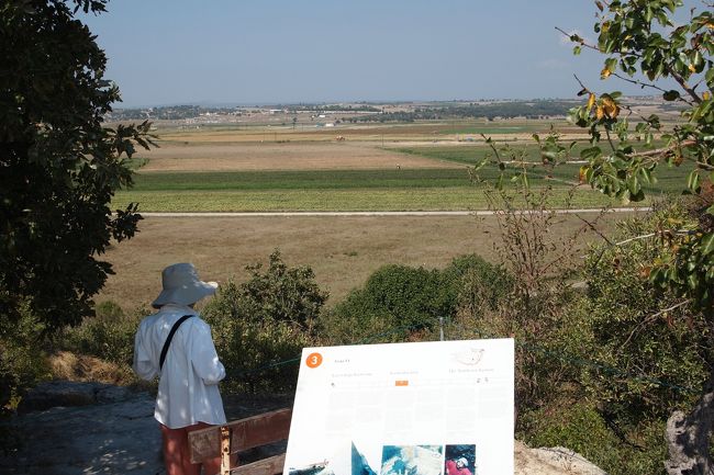 トロイという映画で、神殿から海眺めますよね？<br />この場所がその神殿があった場所でした。<br /><br />今では海が何キロか先になってしましましたが、<br />当時はこの下に広がる畑が海だったそうです！<br /><br />トロイの映画を作る時、監督はこの地を研究して再現したそう♪<br />映画のシーンを思い出して、なんだかドキドキしました！！