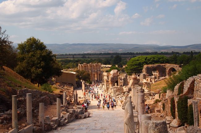 この道は、クレオパトラとシーザーが新婚旅行に来て歩いた道だそうです♡<br /><br />奥に見えるのは図書館