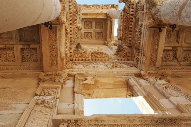 下から見上げると、、<br /><br />一体どうやって彫ったのか、、