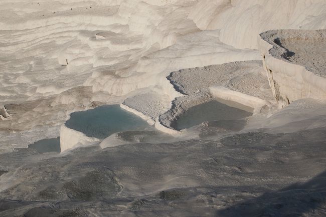 朝からパムッカレへ<br /><br />驚いた、水、全然無いんだ！！笑<br />写真で見たような水がたまった石灰棚は、<br />ここくらいしかありませんでした。。<br /><br />上の方には温泉湧いてるんですけどね。<br />もう石灰棚には立ち入り禁止です