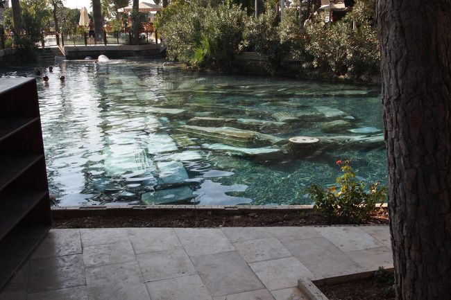 未だに使われている温泉<br /><br />昔の遺跡が沈んでいます