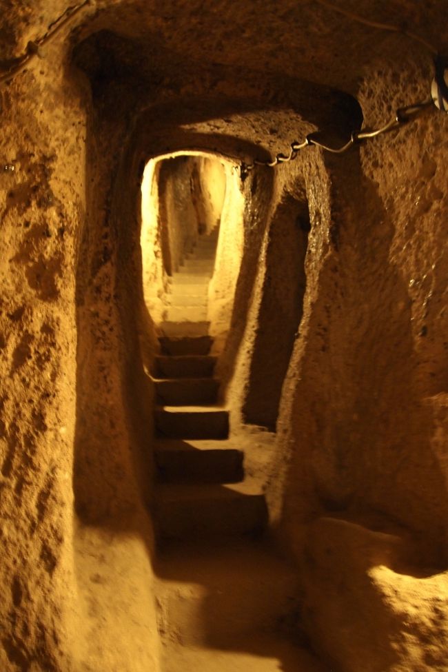 カッパドキアにある地下都市へ<br /><br />カイマクル地下都市。<br />かいまくる、、<br /><br />暗くてなかなかカメラの焦点が合わない！