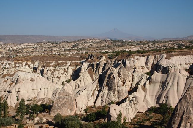 カッパドキア、<br />奥に見える山の噴火がこれらを作った。<br />自然てすごい！