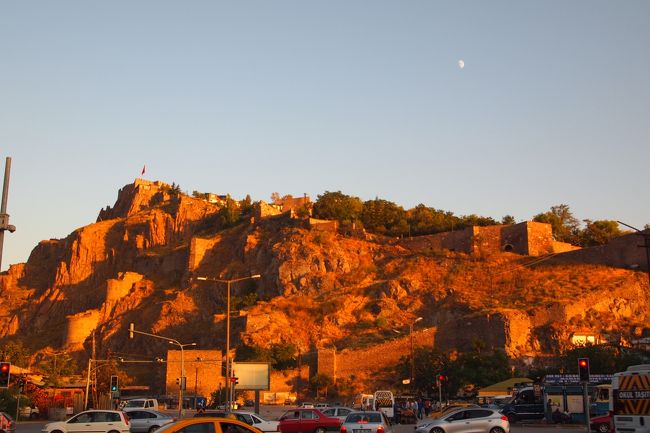 アンカラへ<br /><br />お城<br />フェニキア人が作った都市。。<br />トルコの首都ですが、治安が悪いのでホテルから出ないように言われました。<br />実際夜寝ていると、外から叫び声が聞こえました（T_T）