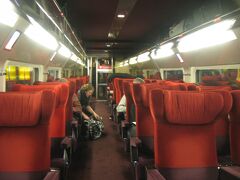 「タリス」1等車の車内。通路を挟んで1+2列のゆったりした座席が並んでいます。