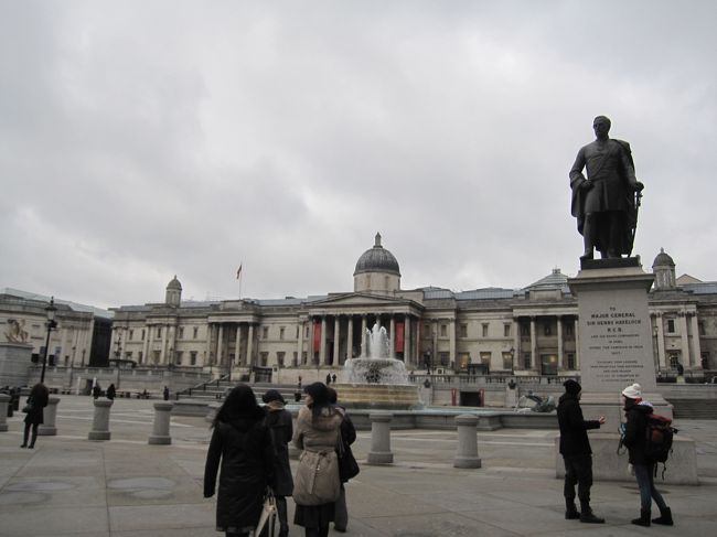 朝から地下鉄でナショナルギャラリーへ。<br />地下鉄の駅からあがるといきなり広がるこの光景にテンション上がります！！