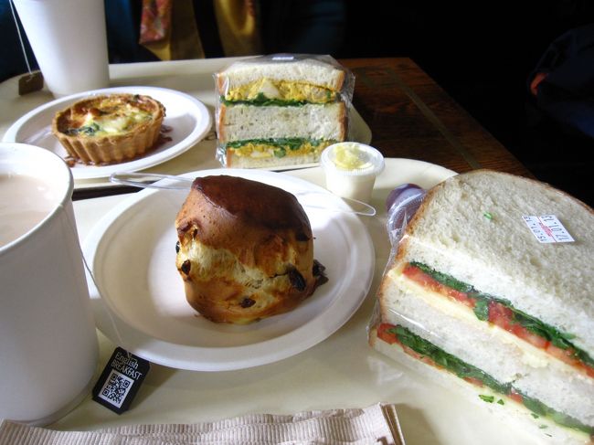 お腹が空いてきたので休憩。<br />１階にあるカフェで。<br />私はサンドウィッチとスコーン。<br />母はキッシュとサンドウィッチ。<br /><br />サンドウィッチは一つずつシェアして食べえましたがどちらもおいしかったです。<br />キッシュも半分こ。こちらはちょっと油っぽかった。<br />ということでスコーンは持って帰って次の日の朝食に。