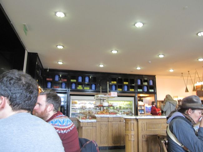 店内はこんな感じで混んでました。<br /><br />もう一度別の日に微妙な時間にも来たのですがやっぱり混んでました。<br />あと、すごい片付けるおじさん店員がいて<br />カップとか空いてるとどんどん片付けられます。<br />気にしいの日本人的には出て行けっていわれてるように感じちゃいます。<br />他の英国人の方たちは平然としてましたが。<br />